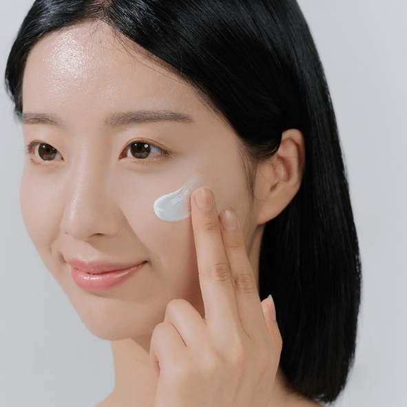 SKIN1004 - Madagascar Centella Hyalu-Cica Water-Fit Sun Serum SPF50+ PA++++